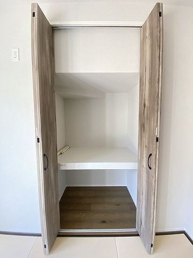 和室にある収納スペースは来客用の座布団やお昼寝用のお布団、リビングで使うものなど収納ができ大変重宝！