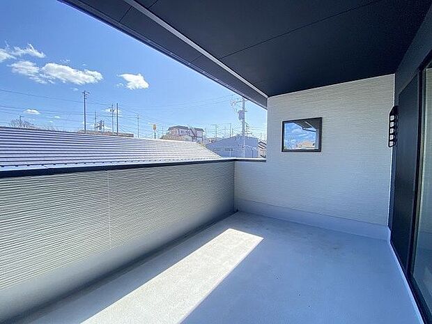 広々としたバルコニーでたくさんの洗濯物が干せます！奥行きがあるのでテーブルセットを広げたりいろいろな楽しみ方ができますね♪