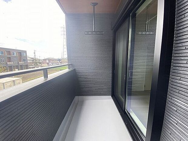 南向きのバルコニー♪太陽の光いっぱい浴びた洗濯物が気持ちがいいですね。