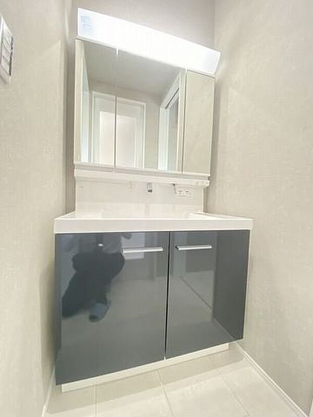 洗面ボウルが大きく作られており、使いやすさもお掃除のしやすさも◎。三面鏡の裏側に収納スペースを設置し化粧品や洗面小物などをすっきりと収納できます♪