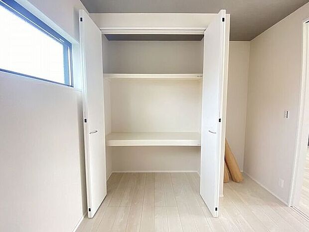 居室にそれぞれクローゼットが設けられていますので、お部屋はすっきり片付き、本来の広さでお使いいただけます。整然としたお部屋で過ごすのは気持ちがいいものですね。