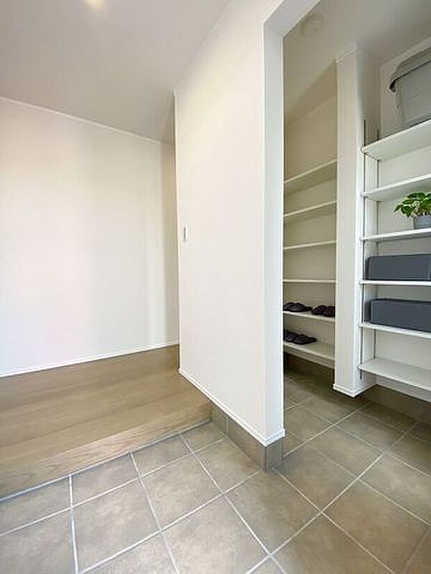 生活感の出やすい玄関をシューズinクローゼットですっきり片付けて、お客様を気持ちよくお迎えできます♪