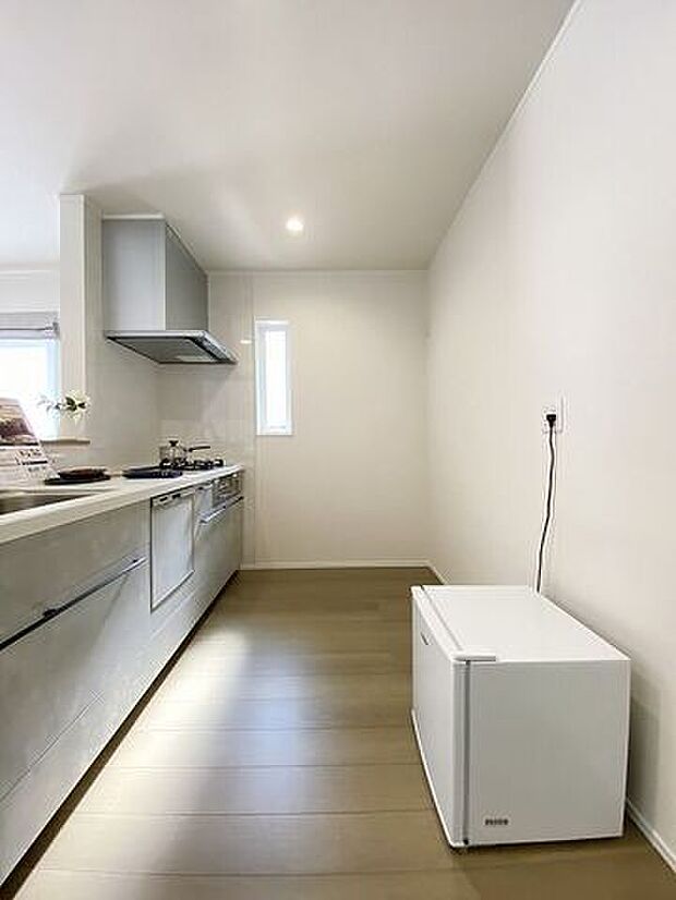 ゆとりのサイズを確保し、ひとりだけでなくお子様や旦那様と一緒にキッチンに立つのに快適なスペースです。床下収納もあります。