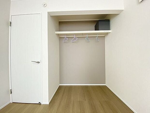 居室にそれぞれクローゼットが設けられていますので、お部屋はすっきり片付き、本来の広さでお使いいただけます。整然としたお部屋で過ごすのは気持ちがいいものですね。