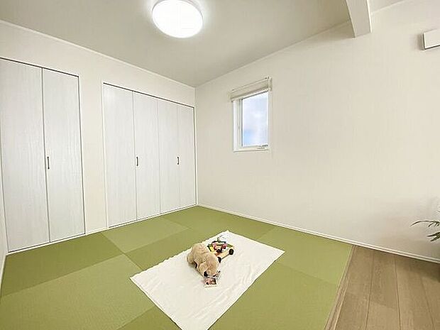 リビングの隣には洋風和室が設けられております。フラットな作りなのでお掃除もしやすく、お昼寝などに便利な落ち着く空間です。