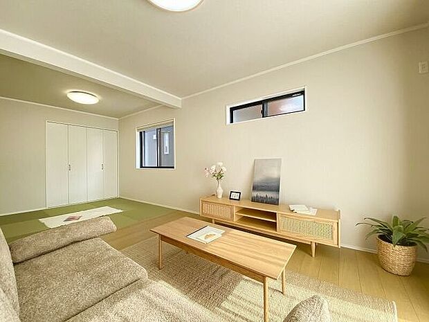 和室続きのリビングは広々としており、キッチンとリビングダイニングを隔てるものがなく、開放感あふれる空間が広がります。