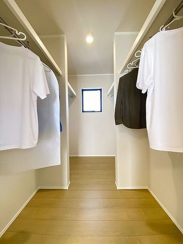 うれしいウォークinクローゼットあり。大切な衣料を収納できるハンガーパイプも付いているので、すっきり片付けられますね♪
