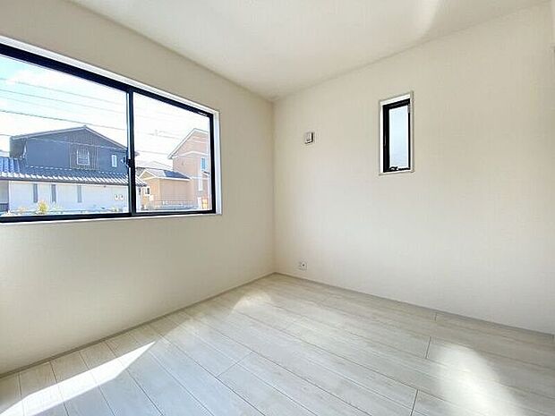 階段の上り下りの負担のない1階の洋室は、幅広い世代に優しいお部屋です。