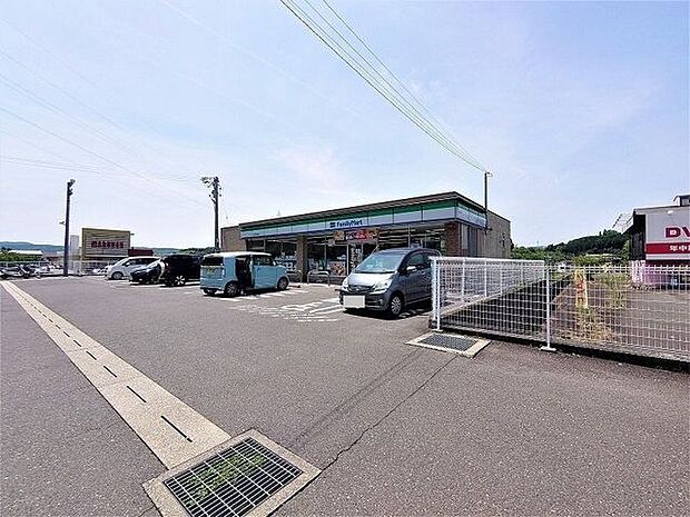 ファミリーマート 可児下切北店車で2分 650m