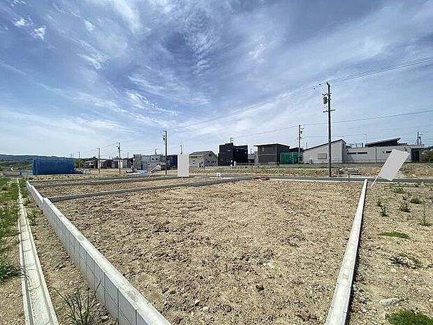 完成前の物件に限り、カラー選択やオプション工事 などのサービス特典が受けられる場合がございます。詳しくお知りになりたい方はお気軽にお問合せください。