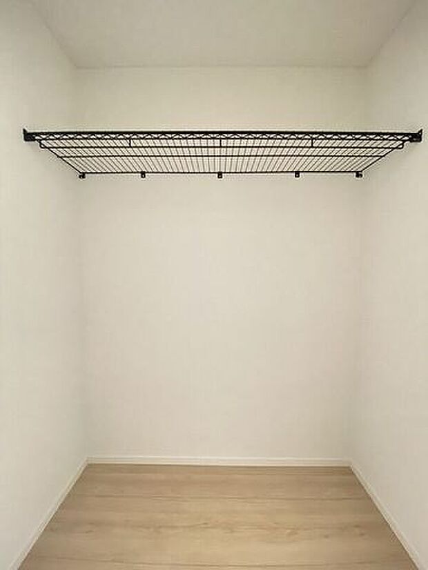 居室にそれぞれクローゼットが設けられていますので、お部屋はすっきり片付き、本来の広さでお使いいただけます。整然としたお部屋で過ごすのは気持ちがいいものですね。
