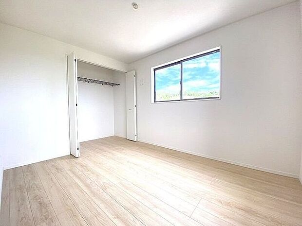 明るい洋室はお子様のお部屋としても良いですね!