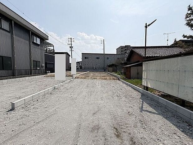 完成前の物件に限り、カラー選択やオプション工事 などのサービス特典が受けられる場合がございます。詳しくお知りになりたい方はお気軽にお問合せください。