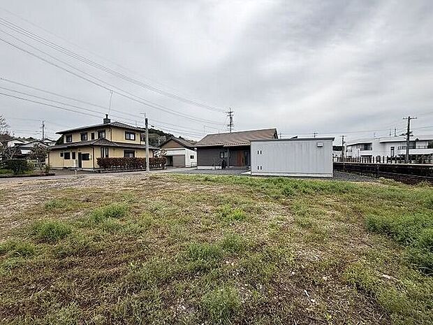 完成前の物件に限り、カラー選択やオプション工事 などのサービス特典が受けられる場合がございます。詳しくお知りになりたい方はお気軽にお問合せください。