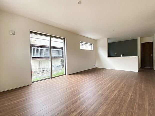 南側からたっぷりの陽が差し込む明るい空間は居心地が良く、ご家族が集まるくつろぎスペース♪