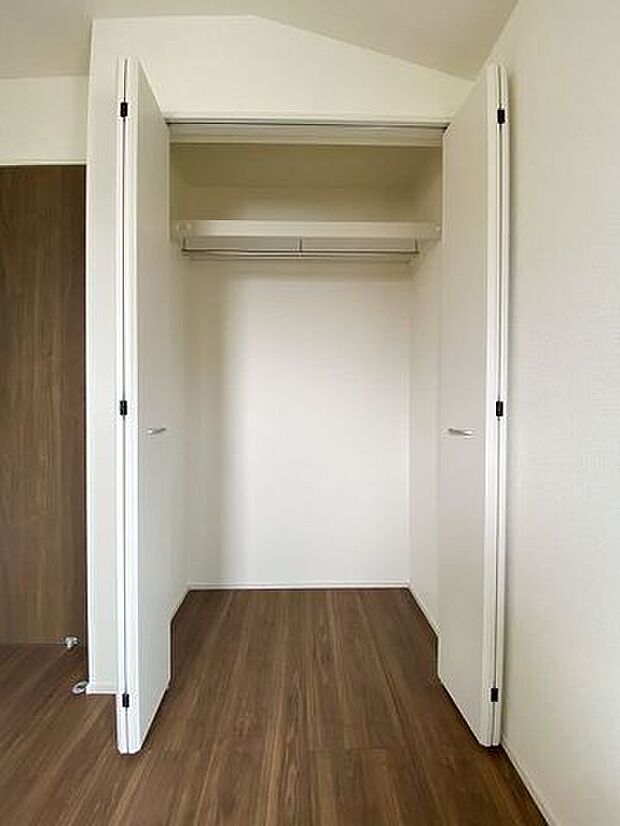 居室にそれぞれクローゼットが設けられていますので、お部屋はすっきり片付き、本来の広さでお使いいただけます。整然としたお部屋で過ごすのは気持ちがいいものですね。