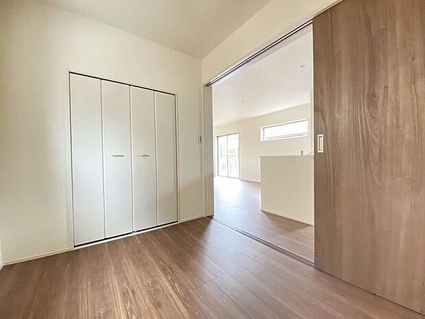 階段の上り下りの負担のない1階の洋室は、幅広い世代に優しいお部屋です。