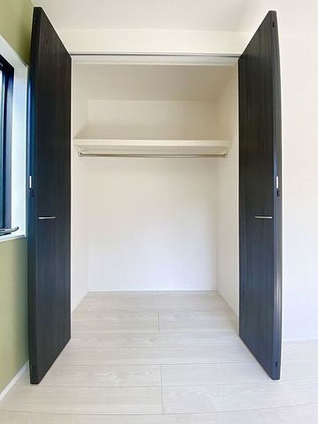 居室にそれぞれクローゼットが設けられていますので、お部屋はすっきり片付き、本来の広さでお使いいただけます。整然としたお部屋で過ごすのは気持ちがいいものですね。