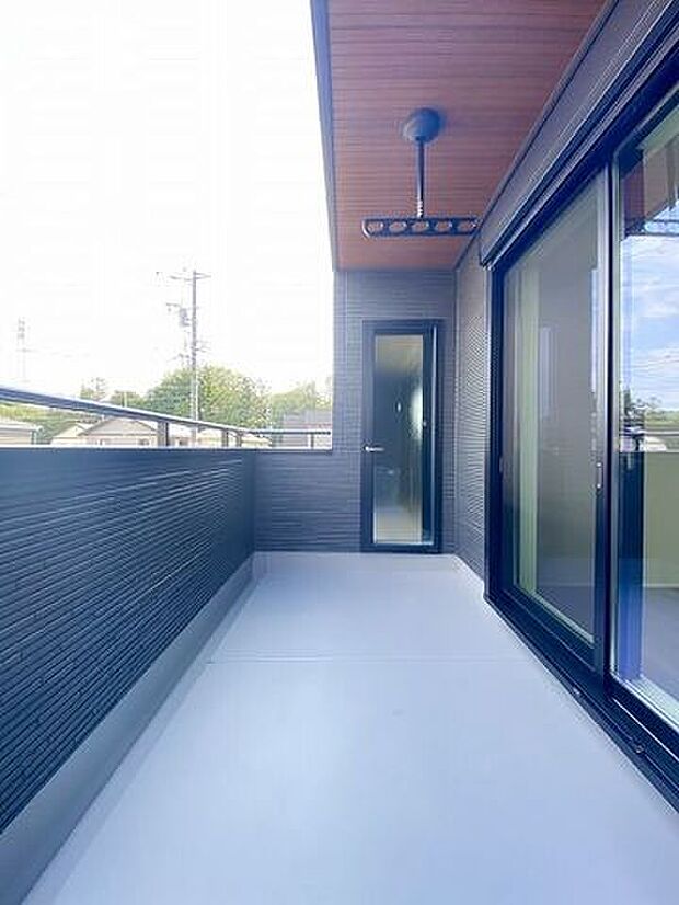 南向きのバルコニー♪太陽の光いっぱい浴びた洗濯物が気持ちがいいですね。