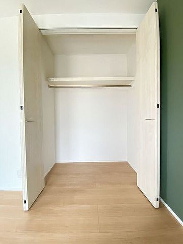 居室にそれぞれクローゼットが設けられていますので、お部屋はすっきり片付き、本来の広さでお使いいただけます。整然としたお部屋で過ごすのは気持ちがいいものですね。