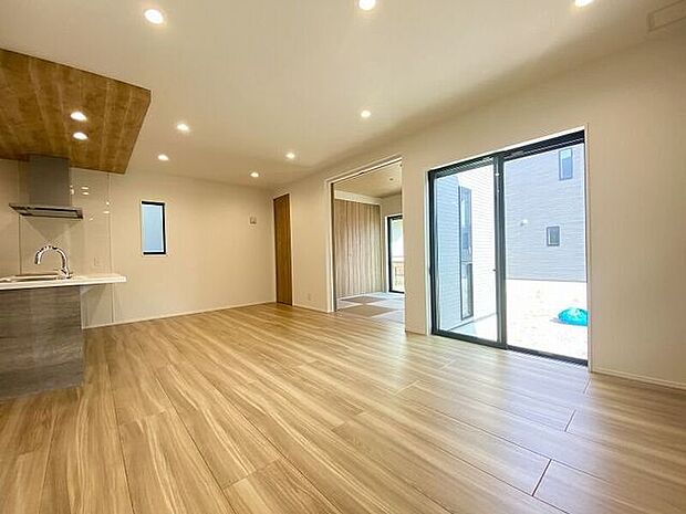 南側からたっぷりの陽が差し込む明るい空間は居心地が良く、ご家族が集まるくつろぎスペース♪