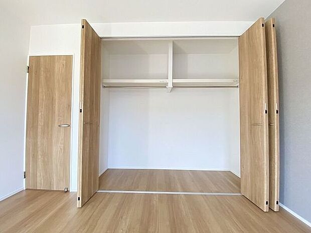 居室にそれぞれクローゼットが設けられていますので、お部屋はすっきり片付き、本来の広さでお使いいただけます。整然としたお部屋で過ごすのは気持ちがいいものですね。