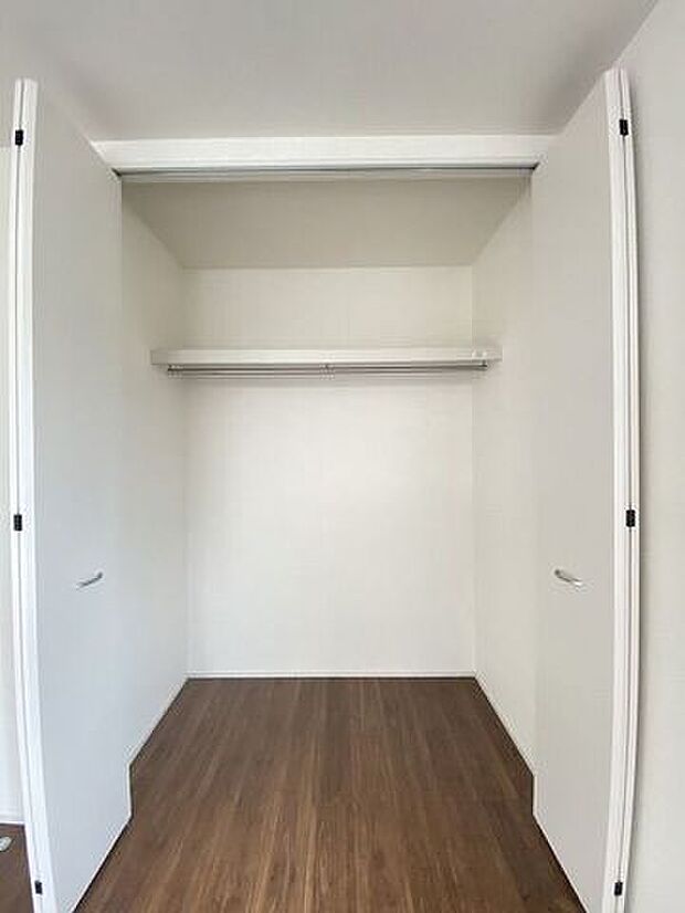 居室にそれぞれクローゼットが設けられていますので、お部屋はすっきり片付き、本来の広さでお使いいただけます。整然としたお部屋で過ごすのは気持ちがいいものですね。