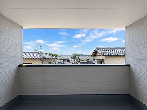 洋室から出入り可能なインナーバルコニーです。洗濯物のお片付けなど、とっても便利ですね。