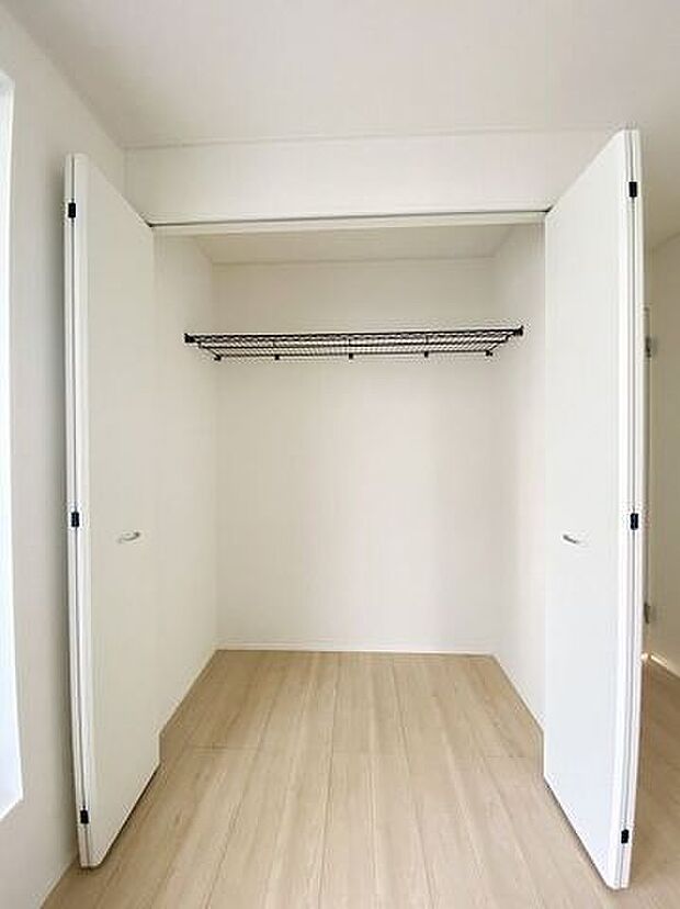 居室にそれぞれクローゼットが設けられています!お部屋はすっきり片付き本来の広さでお使いいただけます♪整然としたお部屋で過ごすのは気持ちがいいものですね。
