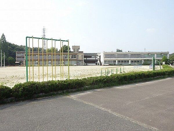 可児市立帷子小学校 910m