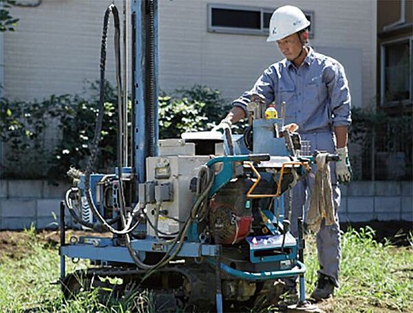 地盤調査から生まれる沈まない家。外部機関に委託し地盤を調査。複数のポイントで地下10mまでの地盤の固さを測定。必要に応じて地盤補強等を実施しております。