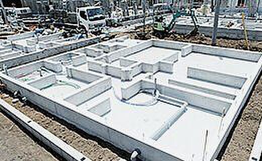 ベタ基礎は地面全体を基礎で覆うため、建物の加重を分散して地面に伝えることができます。床下全面がコンクリートになるので防湿対策にもなります。