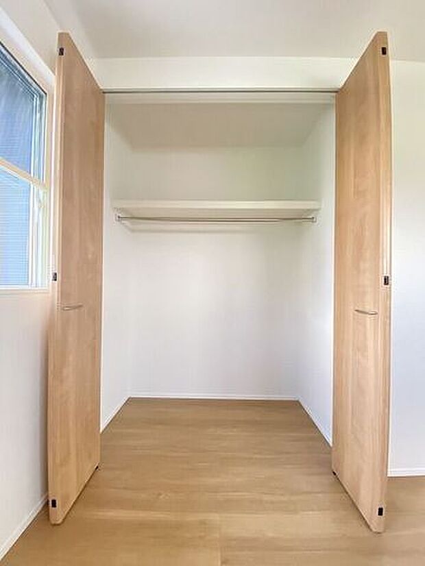 居室にそれぞれクローゼットが設けられていますので、お部屋はすっきり片付き、本来の広さでお使いいただけます。整然としたお部屋で過ごすのは気持ちがいいものですね。