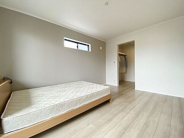 2面に大きな窓があり採光が十分に確保されているため、北側のお部屋とは思えないほどの明るさ。