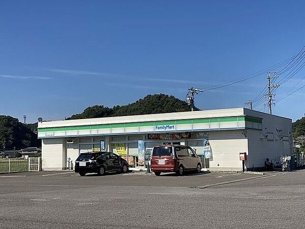 ファミリーマート 可児羽崎八幡前店 　車で4分 1580m