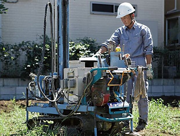 地盤調査から生まれる沈まない家。外部機関に委託し地盤を調査。複数のポイントで地下10mまでの地盤の固さを測定。必要に応じて地盤補強等を実施しております。