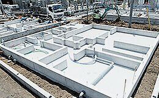 ベタ基礎は地面全体を基礎で覆うため、建物の加重を分散して地面に伝えることができます。床下全面がコンクリートになるので防湿対策にもなります。