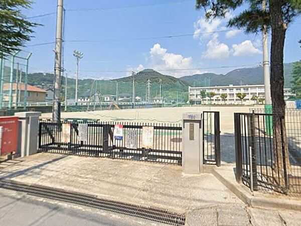 里垣小学校まで759ｍ