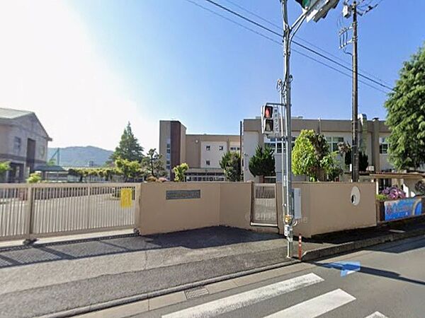 附属小学校まで925ｍ