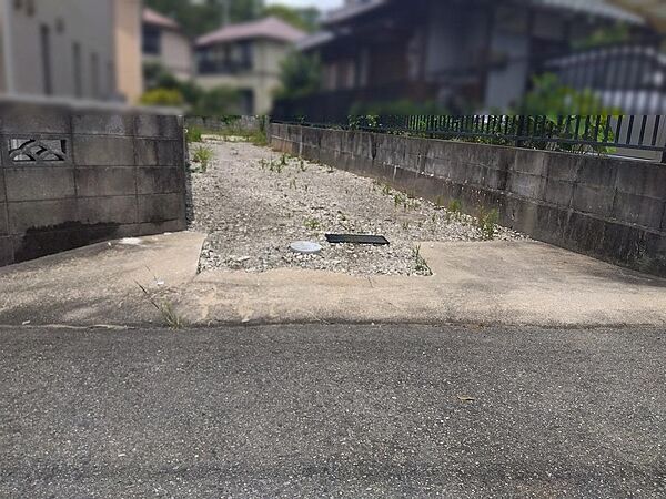 現地　隅切りがあり、車の出し入れがしやすくなっています