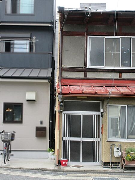 南側隣地との間の画像です。