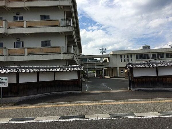 明倫小学校 750m
