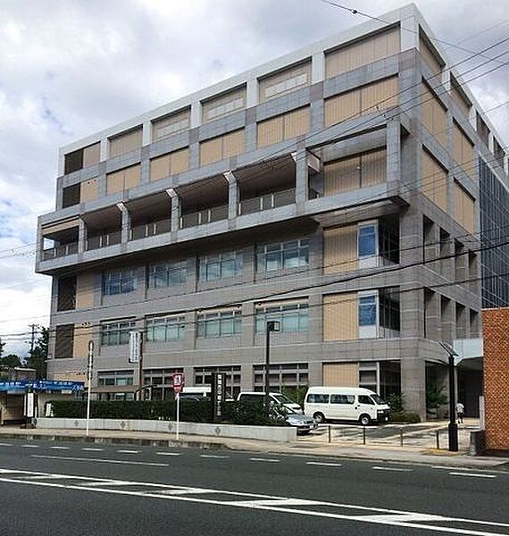 舞鶴市中総合会館中公民館、会議室、料理教室、視聴覚室、ホール、和室などを配しています。 890m