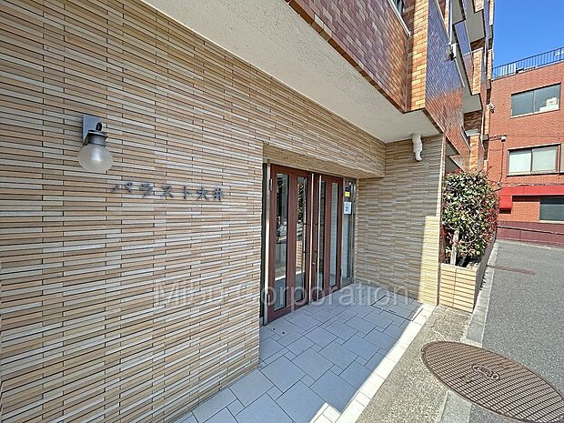 大井町駅徒歩6分。仙台坂に面する8階建分譲マンション