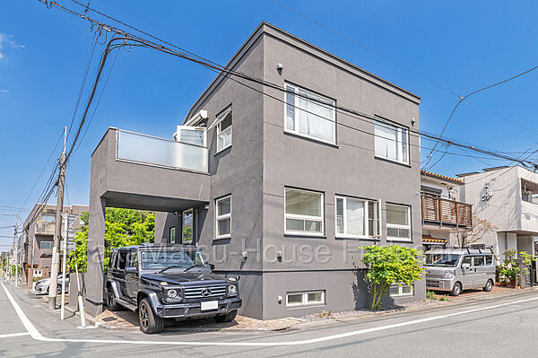 陽当たり良好な南西角地で開放感がございます。