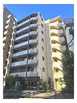 大通り沿いに佇...