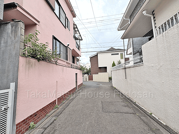 車通りも少なく閑静な住宅地です。