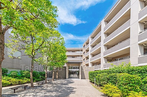 緑を感じるエントランスアプローチが素敵な空間を演出します