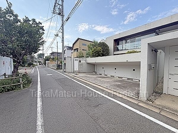 南側公道約6．0ｍに接道する本地（既存建物解体予定【2026年8月2日撮影】）