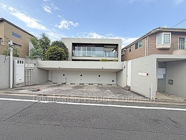 現況建物は解体後、「更地」にてお引渡しとなります。（既存建物解体予定【2026年8月2日撮影】）